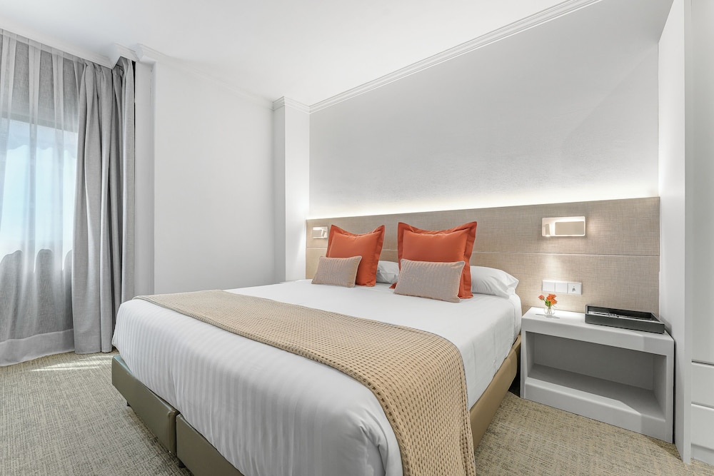 SUPERIOR, SUITE, KITCHENETTE