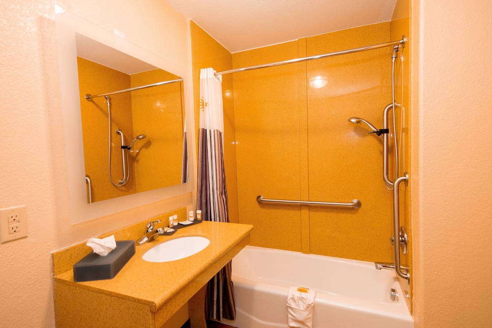 La Quinta Inn & Suites by Wyndham Big Spring 13/48