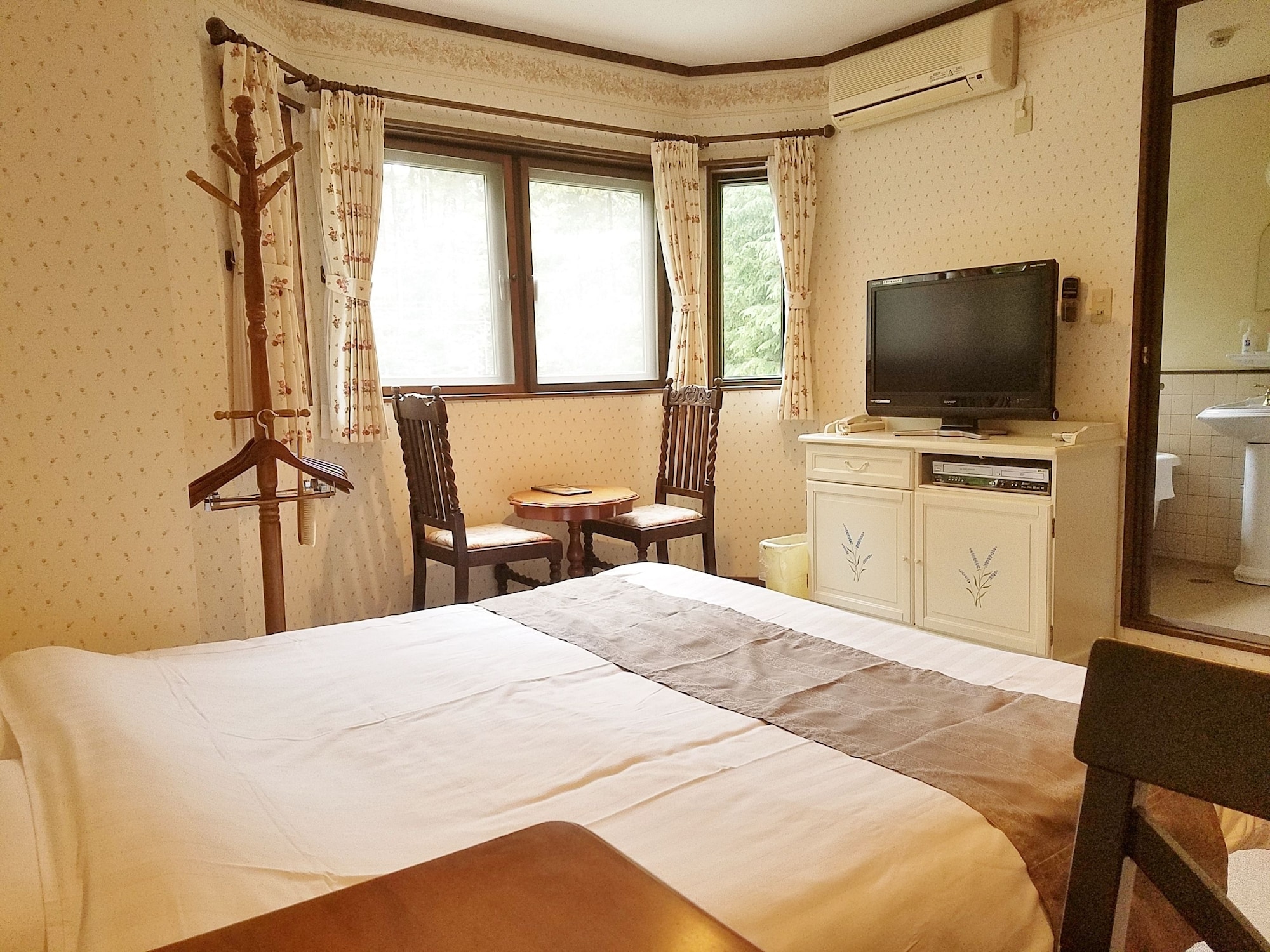 ROOM, DOUBLE BED