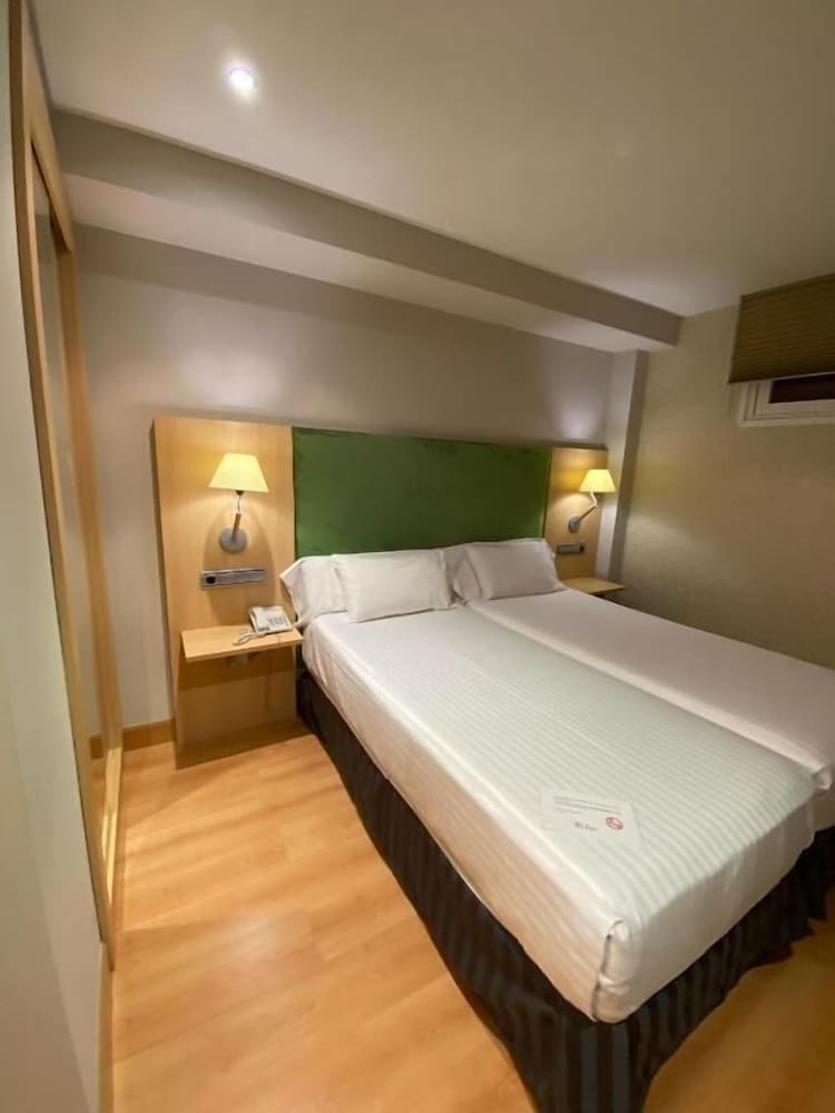 غرفة قياسية بسرير مزدوج لذوي الإعاقة