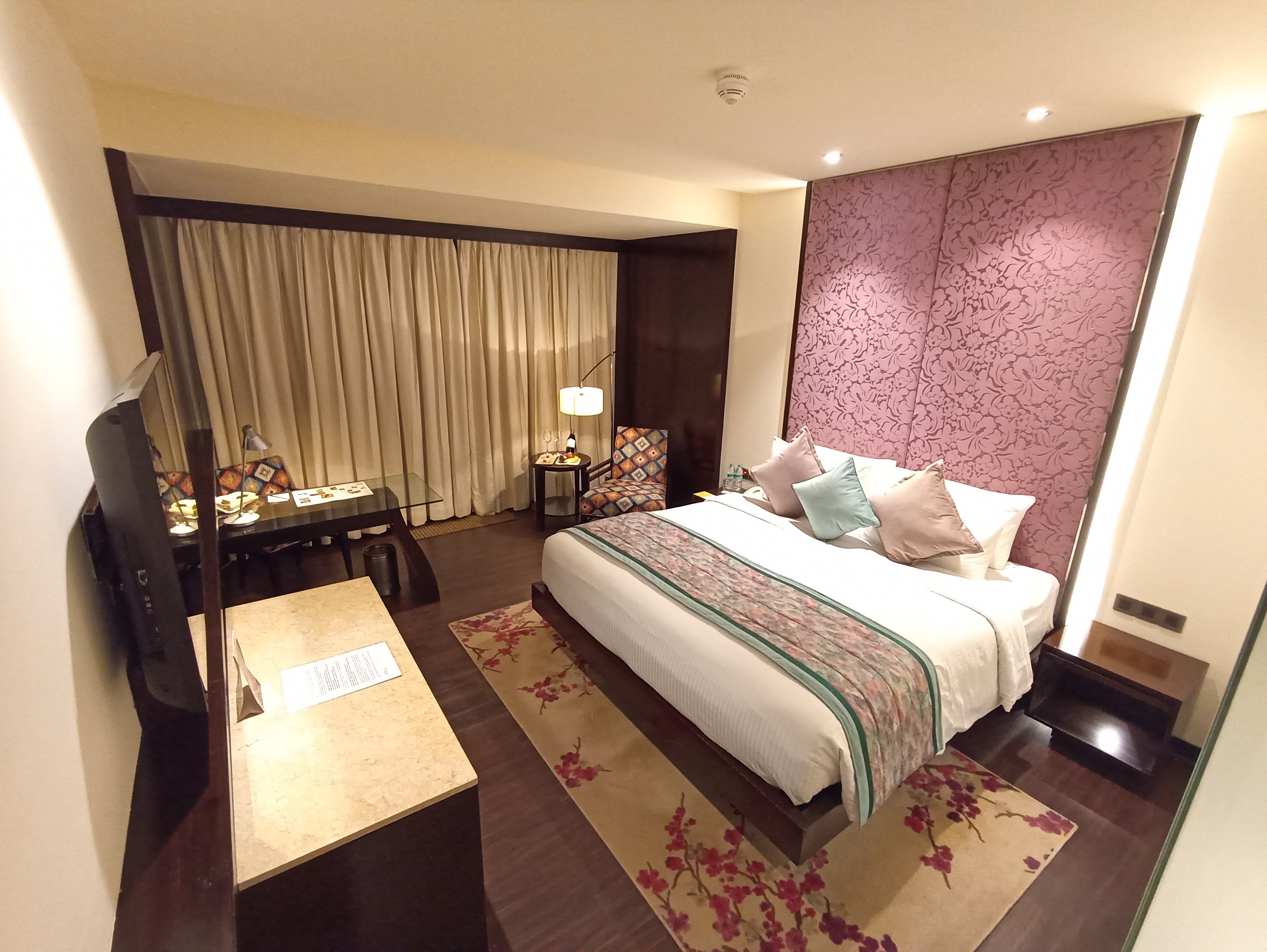 Club, Double Bed, Bathtub
