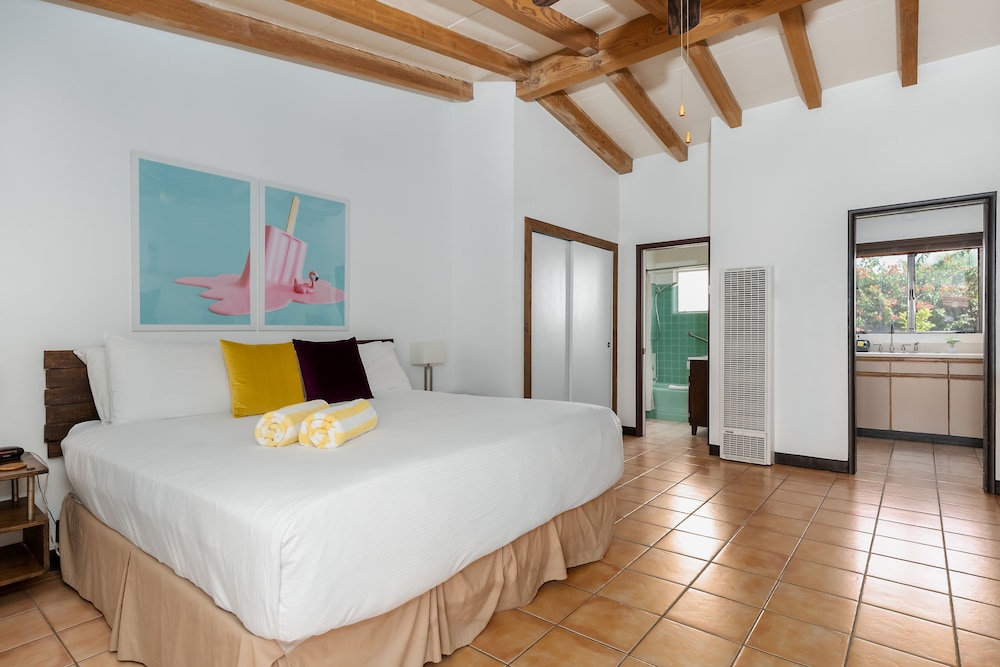 DELUXE, KING BED