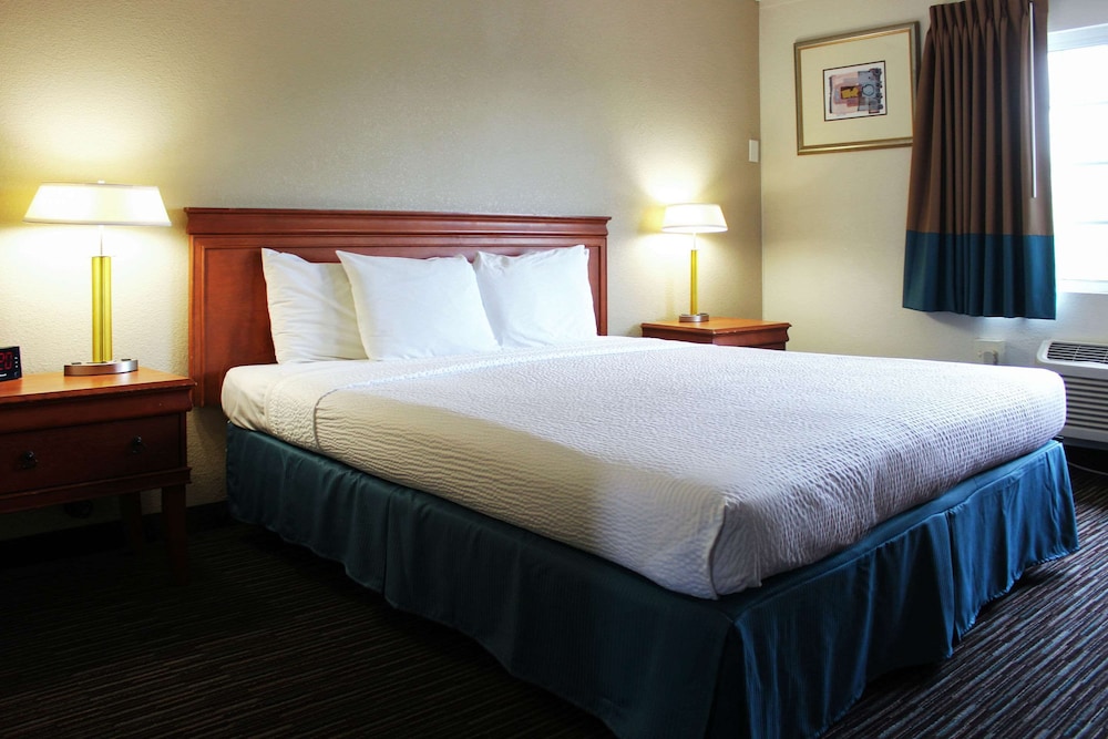Standard, King Bed, Rodeway Inn Near University-Gateway to Yosemite 3/6