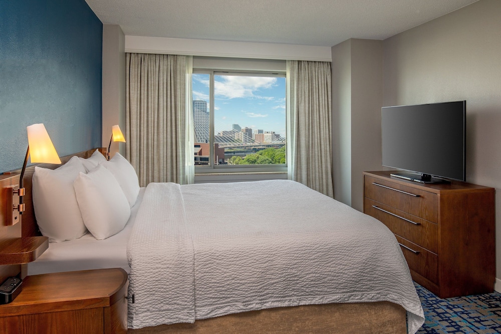 جناح بسريرين كوين بغرفة نوم واحدة مع أريكة، Residence Inn Boston Harbor On Tudor Wharf 2/4