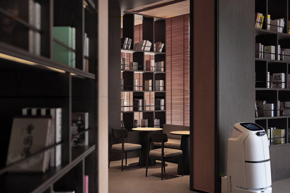 CNHOL RADIENT HOTEL (Shenzhen International Convention and Exhibition Center Branch) 35/42