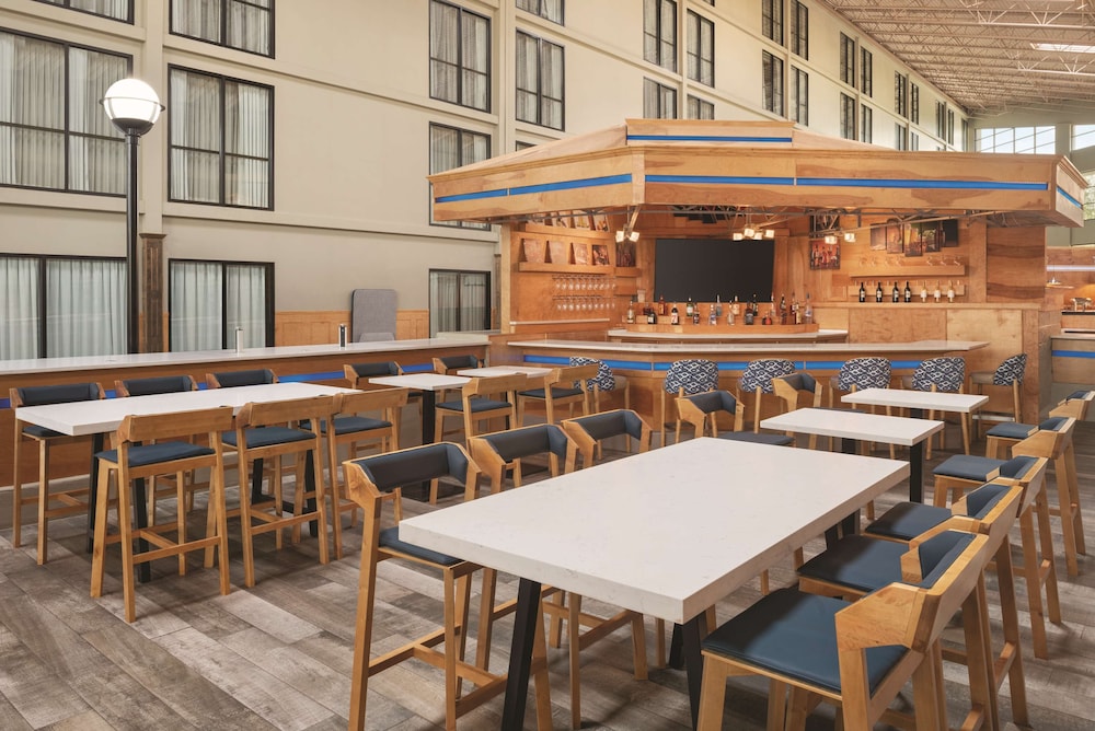 Urbana Hotel and Conference Center 23/35
