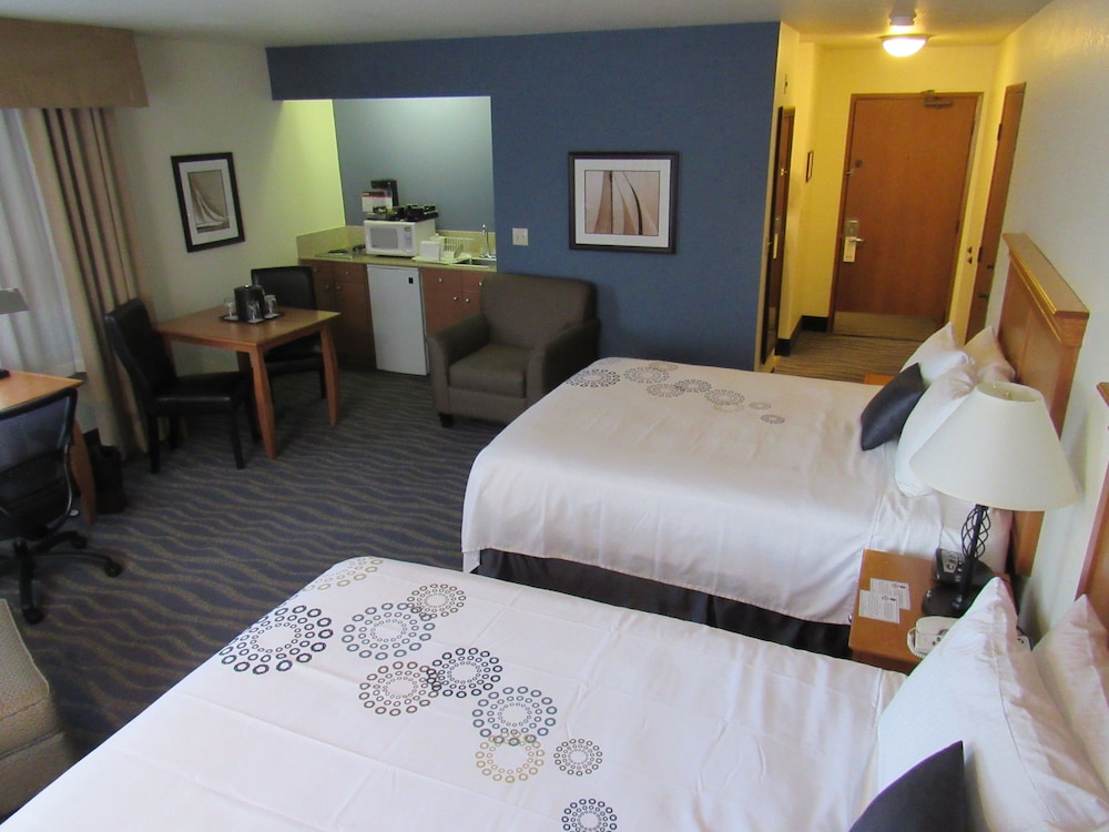 Best Western Plus Edmonds Harbor Inn 16/40