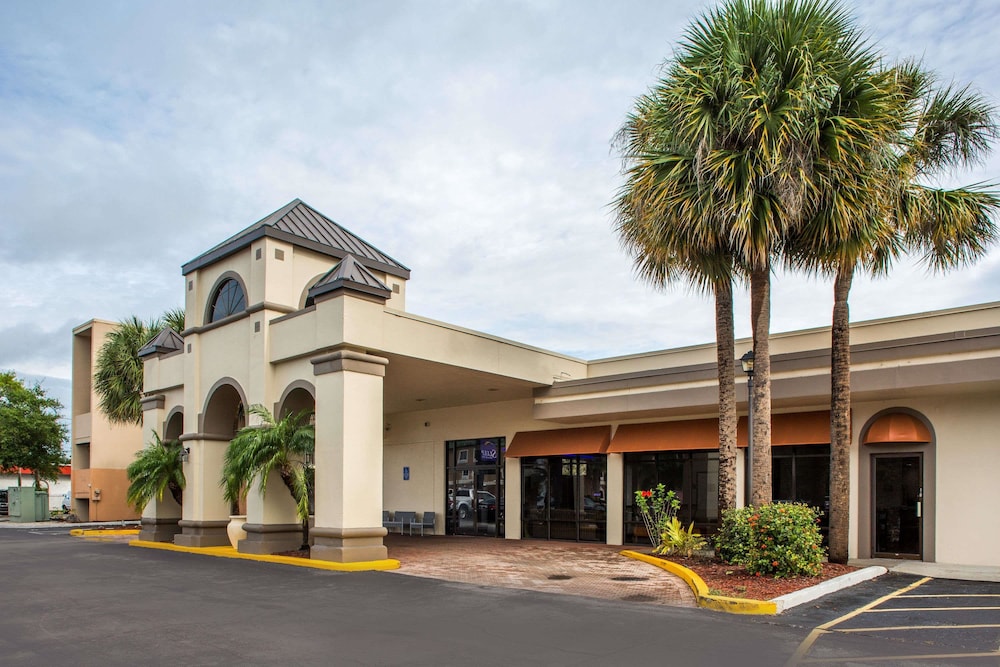 Days Inn & Suites by Wyndham Orlando Airport 4/28
