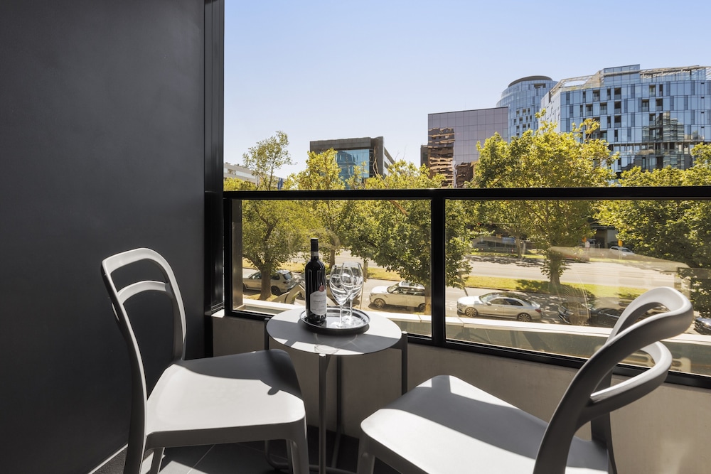 Oaks Melbourne St Kilda Road Hotel 48/64