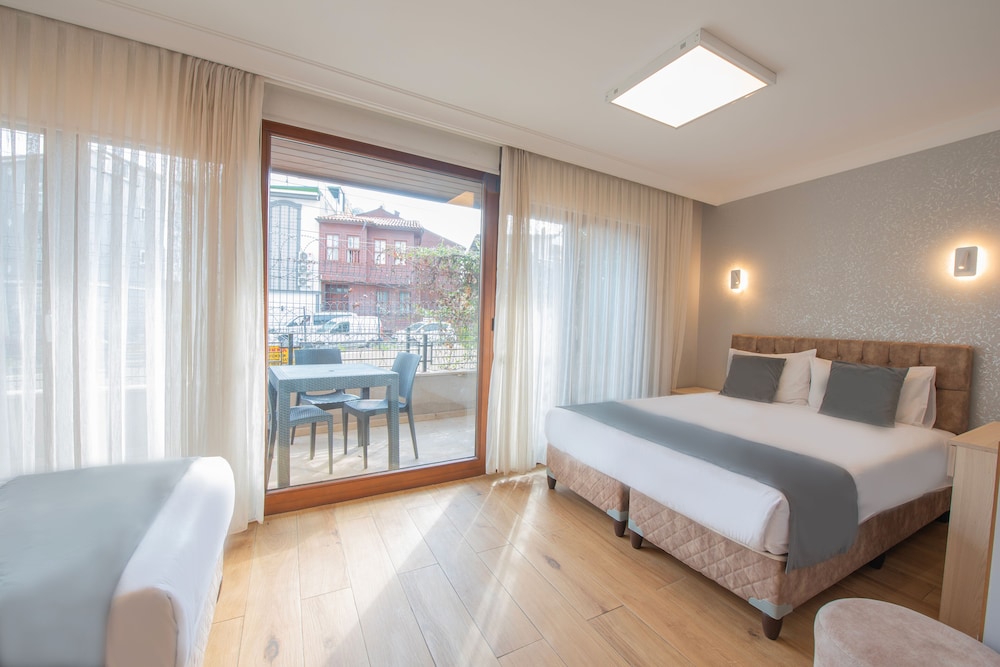 Room, 1 Queen and 1 Single Bed, Balcony, Garden Floor, Annex, Sur Hotel 5/10