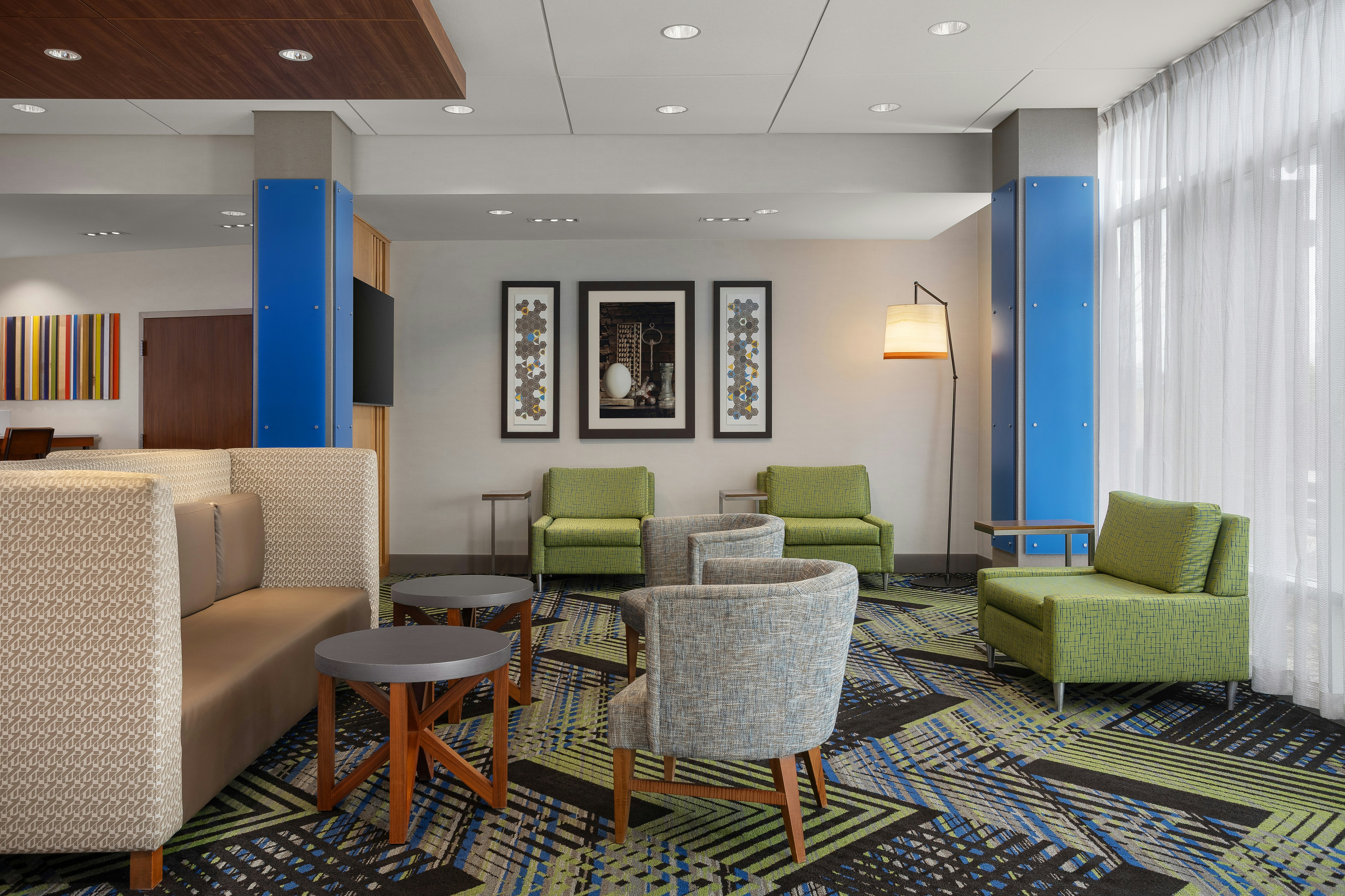 Holiday Inn Express Suites Aurora 46/77