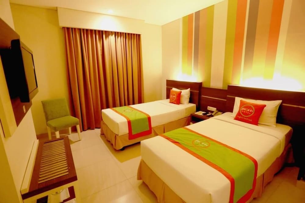Pose In Hotel Solo 15/48