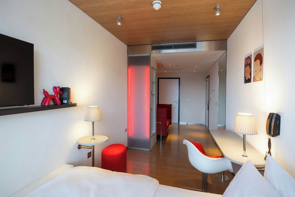 ROOM, KING BED, ACCESSIBLE