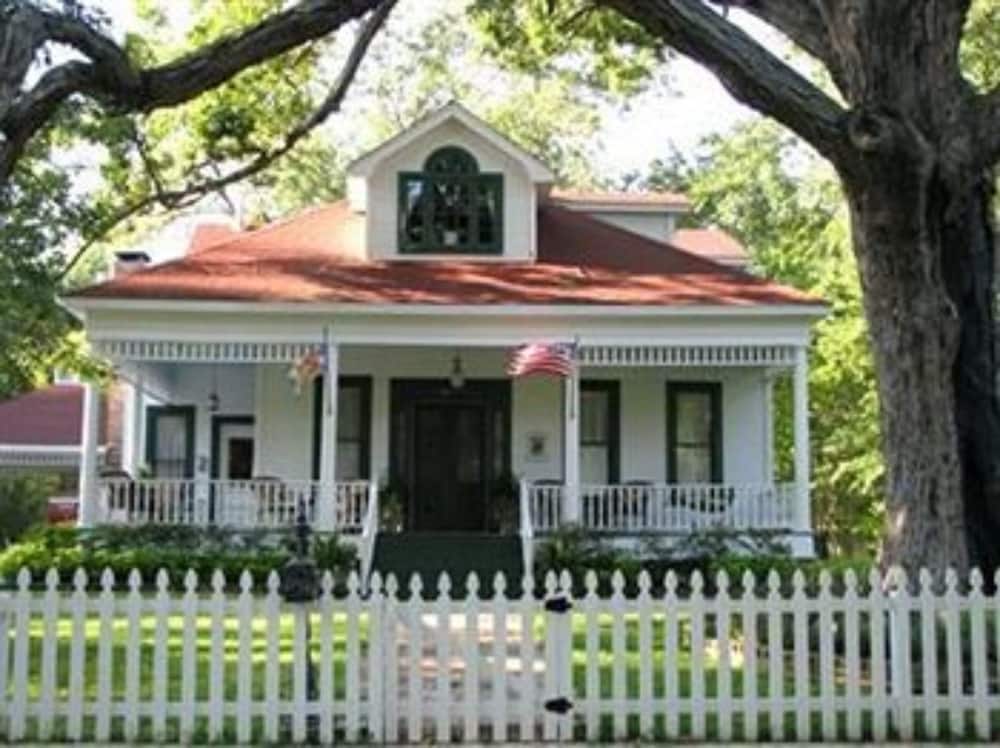 White Oak Manor Bed Breakfast 1/44