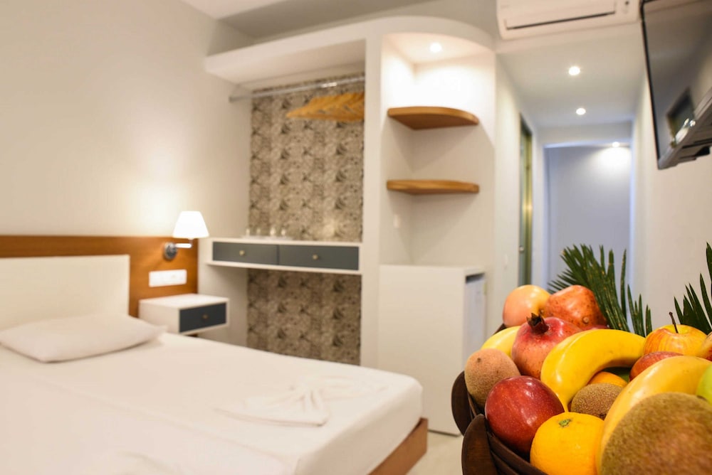 ROOM, TRIPLE, GARDEN VIEW