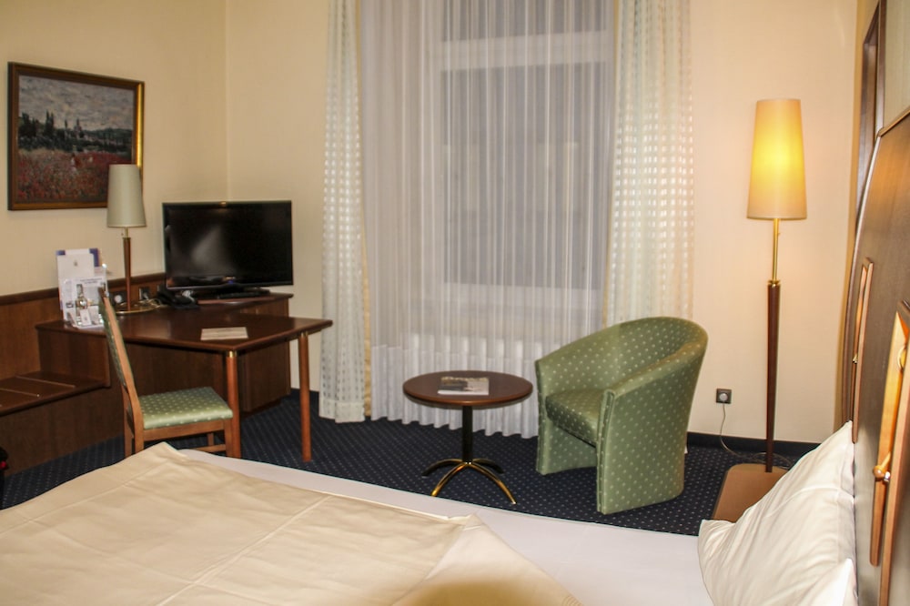 Victoria Hotel 43/50