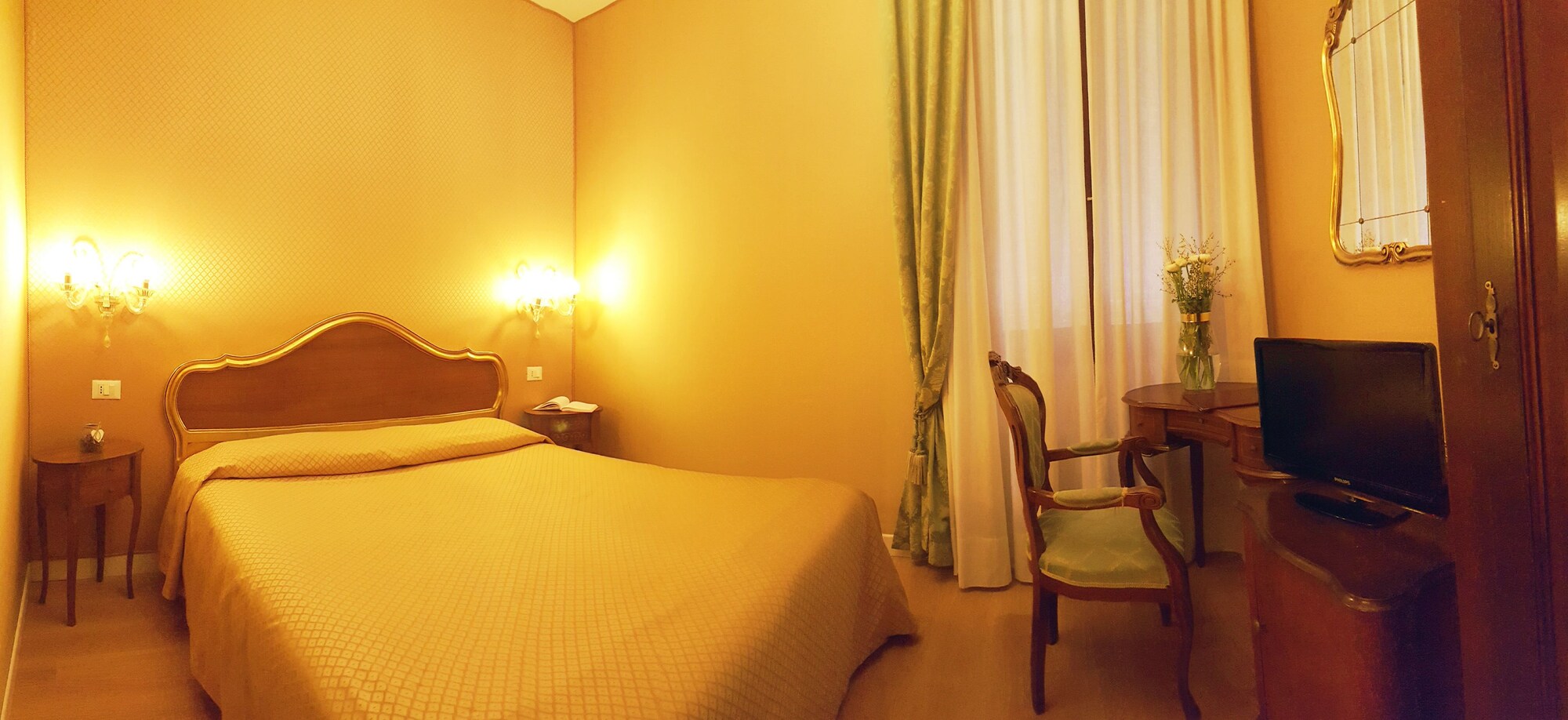 ROOM, DOUBLE BED