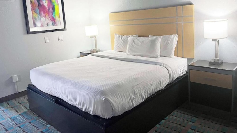 STANDARD, KING BED, KITCHEN