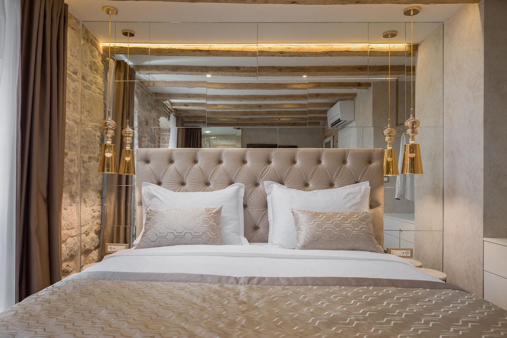 Le Premier Luxury Rooms 11/43