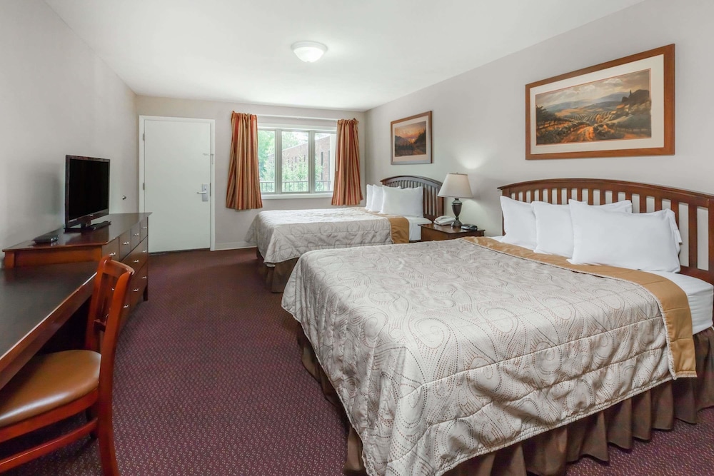 Howard Johnson by Wyndham Traverse City 9/47