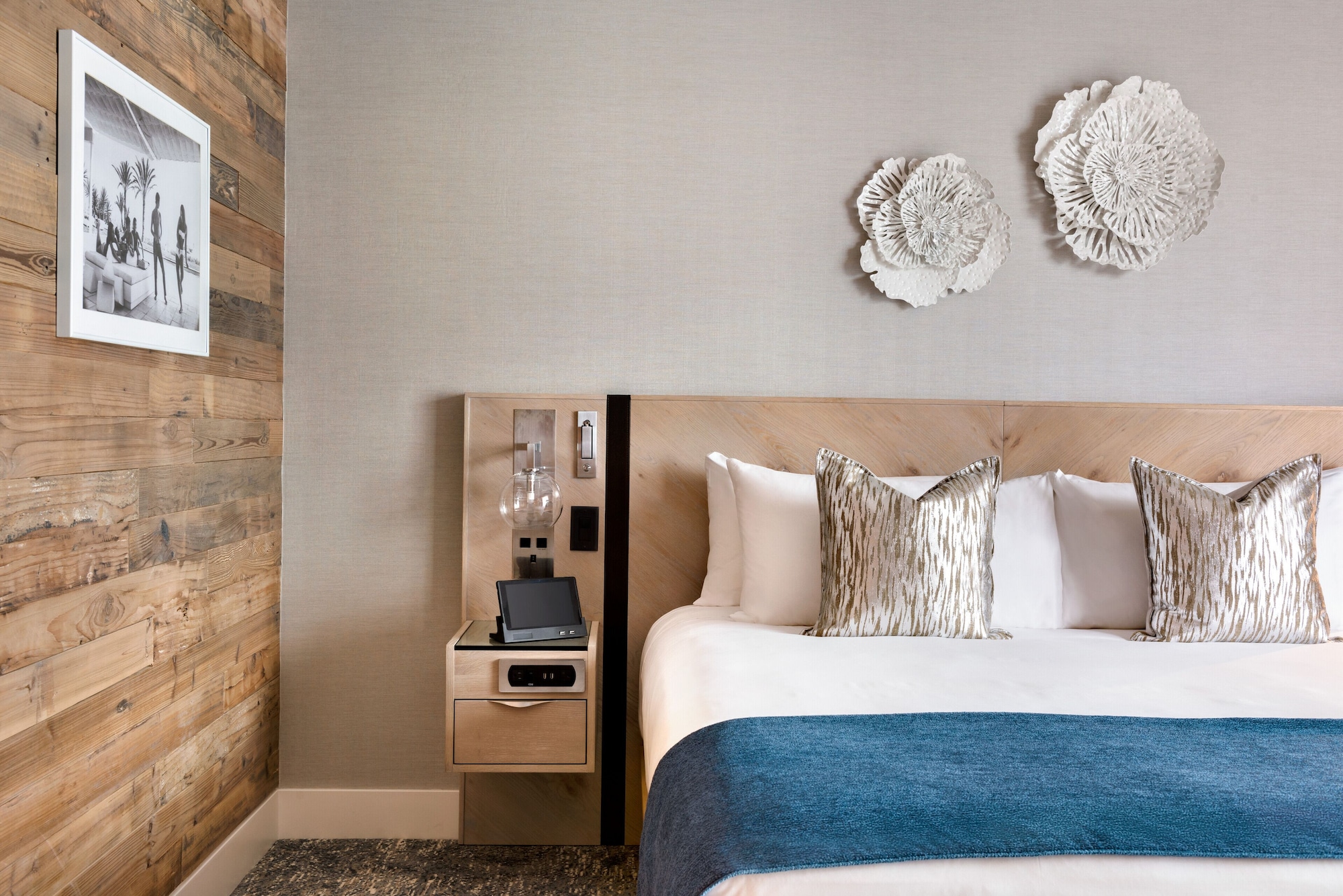 DELUXE, KING BED