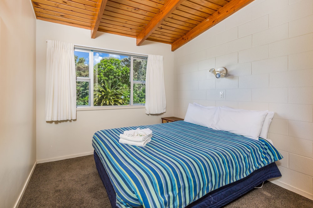 2 Bedrooms, Apartment, 1 Single and 2 Queen Beds, 2 Queen Beds, Pool Side