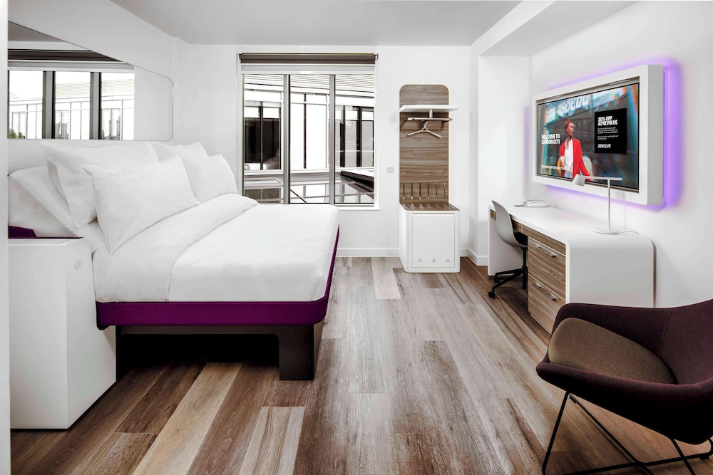 Vip, Suite, Queen Bed, Sofa، YOTEL London City, Select by Hilton 2/4