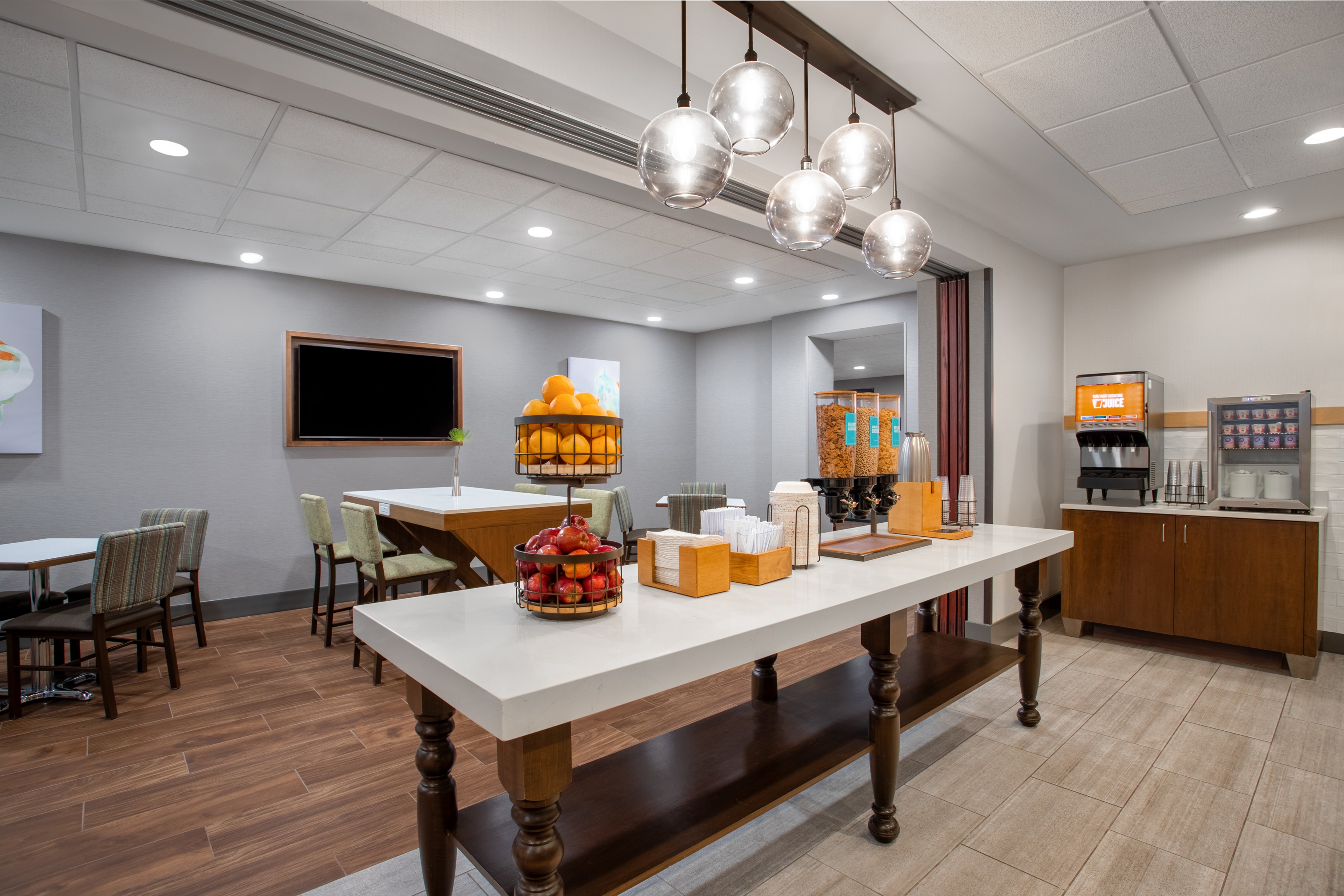 Holiday Inn Express Hotel Suites Clinton 38/50