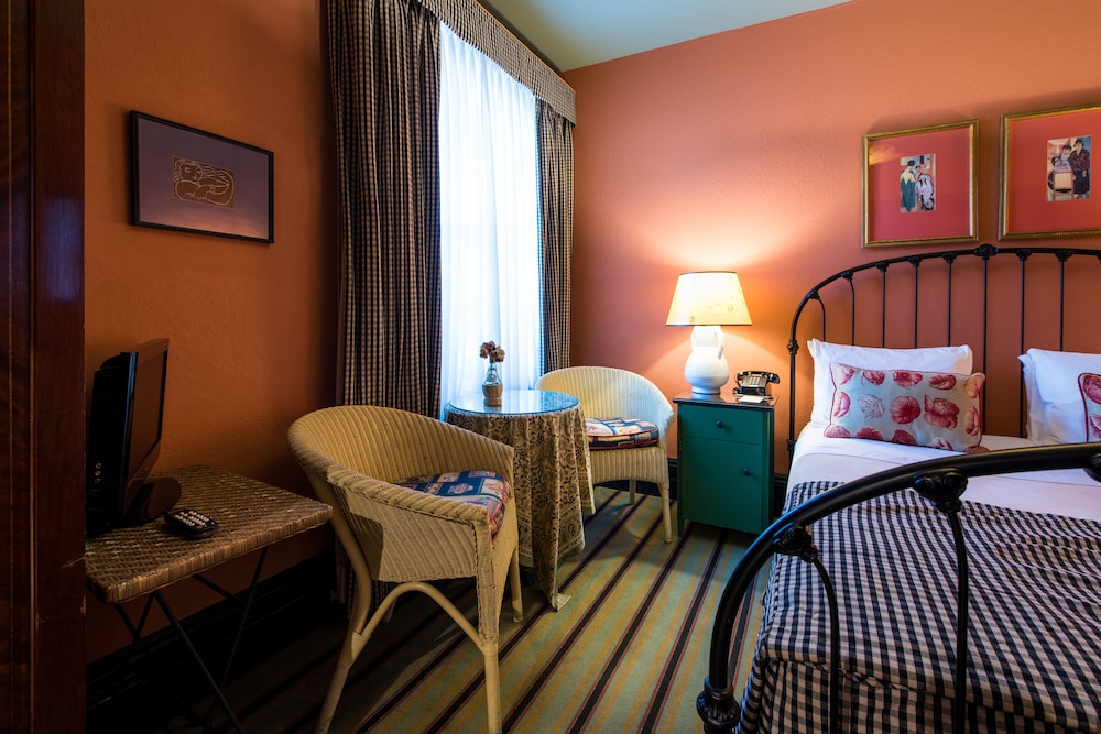Hotel Boheme 7/32