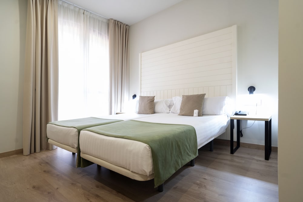 Comfort, Twin Beds, Checkin Valencia 2/5