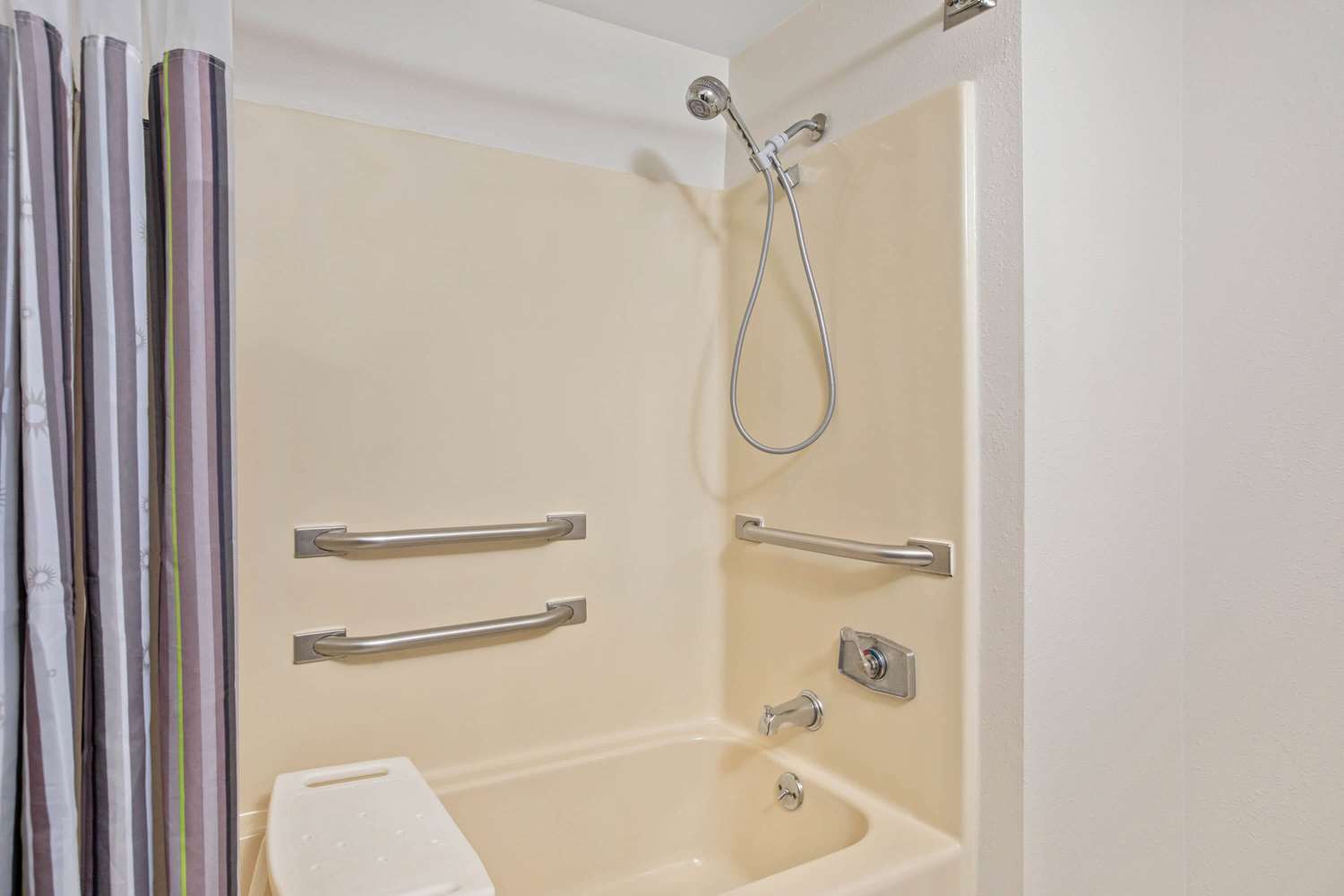 La Quinta Inn & Suites by Wyndham N Little Rock-McCain Mall 62/63