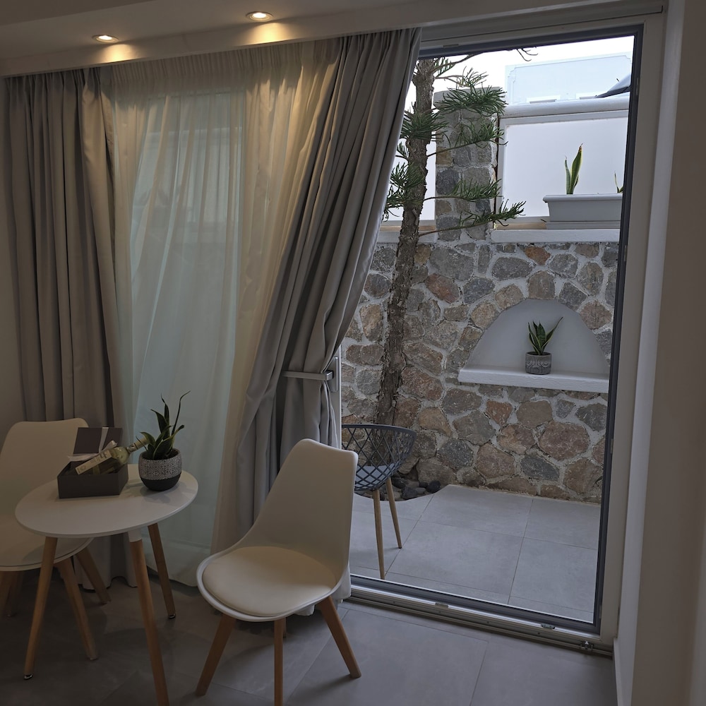 Merovigliosso Studios And Apts 37/50
