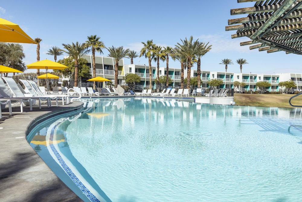 The Nautical Beachfront Resort 7/70
