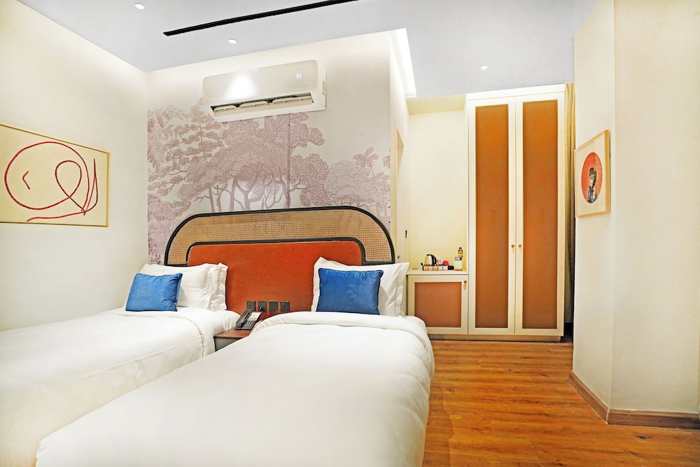 PREMIER, TWIN BEDS