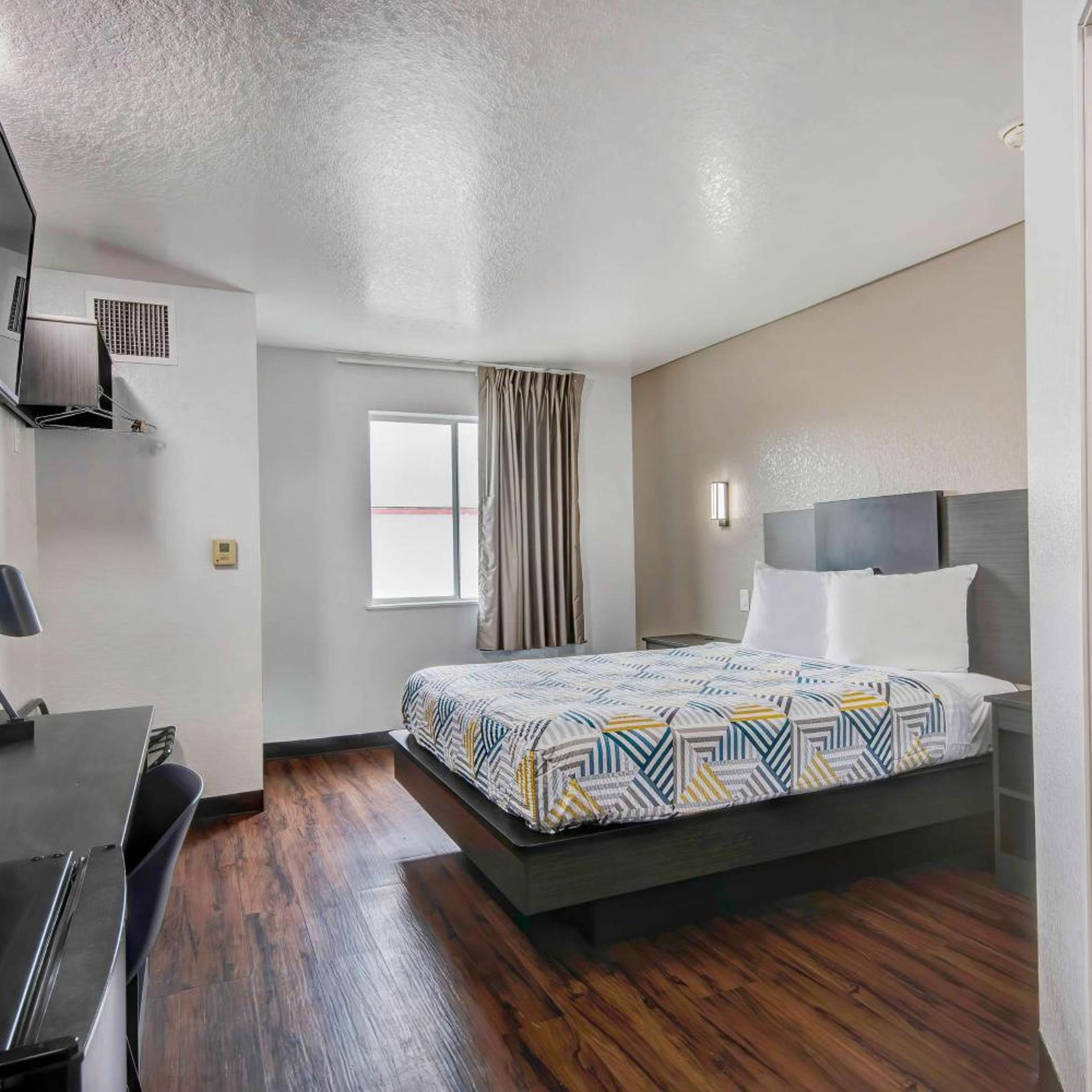 1 Queen Bed - Mob Acc RI Shwr Nsmk Micfridg