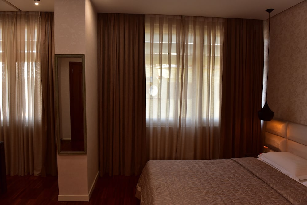 La Boheme Hotel 41/81