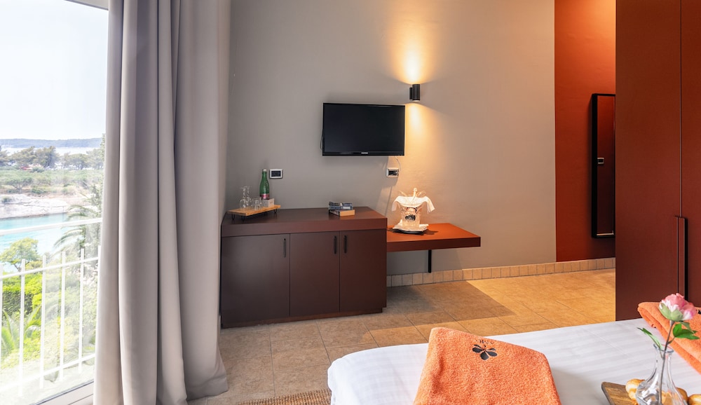 غرفة قياسية ركنية بسرير مزدوج بإطلالة على الحديقة، Boutique Beach Resort Podstine 4/7