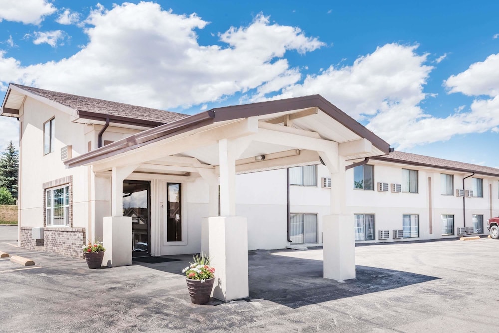 Super 8 by Wyndham Belle Fourche SD 1/14
