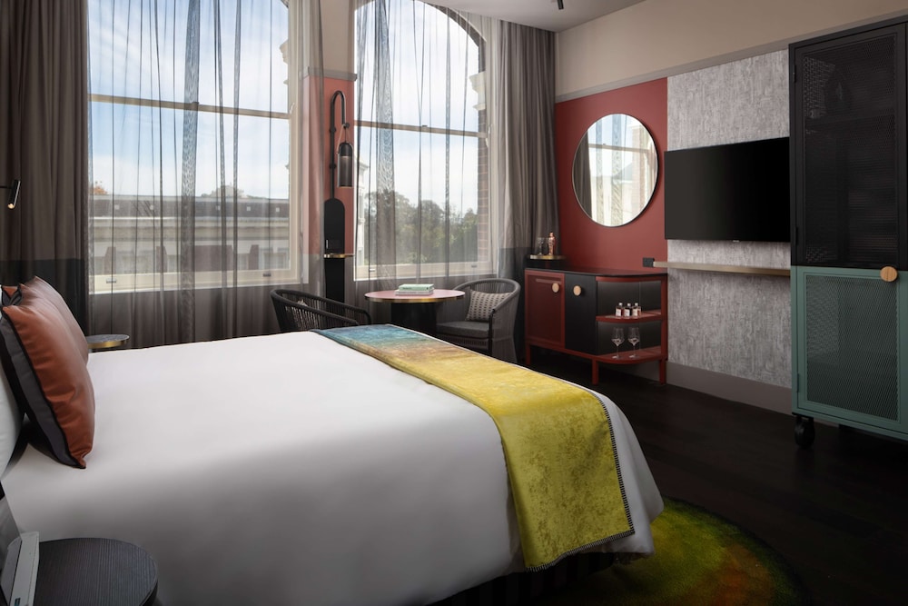 COMFORT, KING BED, ACCESSIBLE