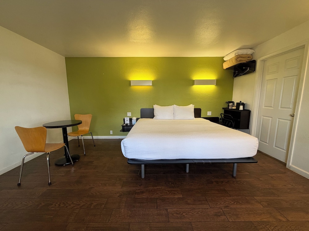 غرفة سيغنتشر بسرير كينج، Motel 6 Monterey Downtown 8/10