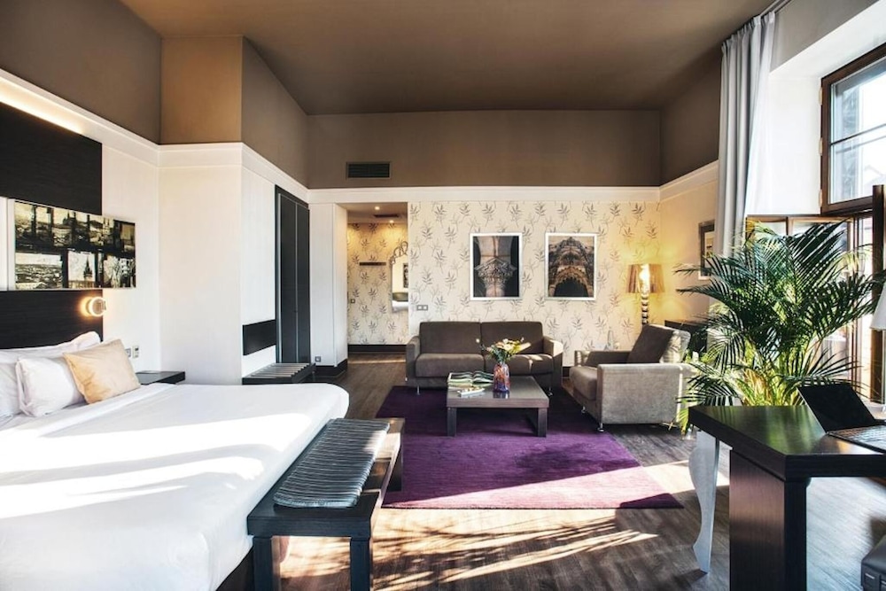 1 BEDROOM, GRAND, SUITE, CITY VIEW, BALCONY