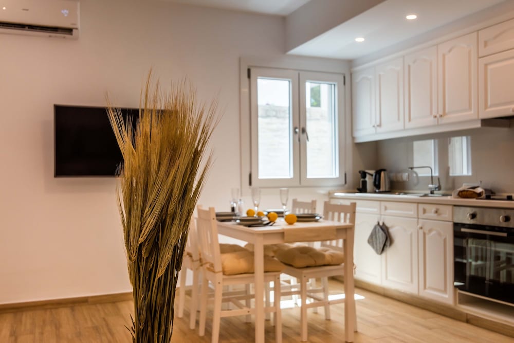 White Rock Milos Suites 46/55