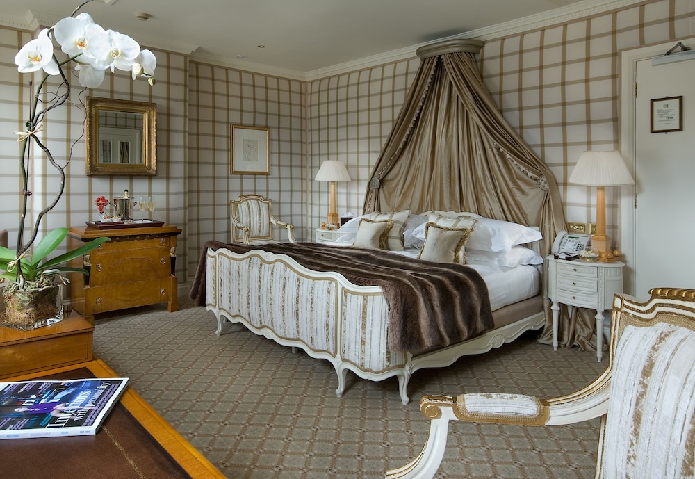 The Chesterfield Mayfair 22/84