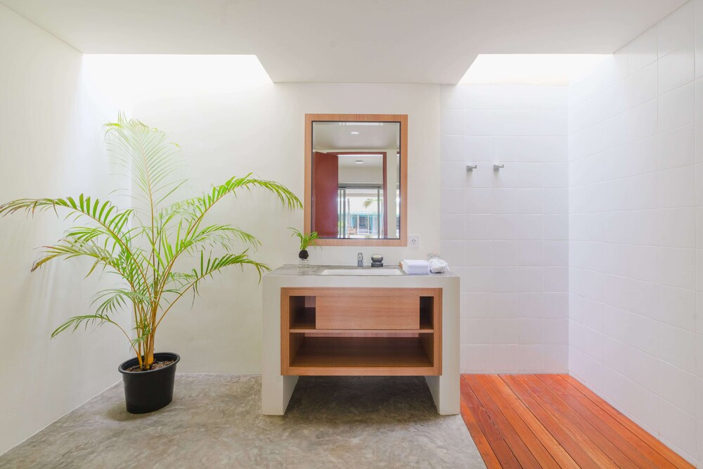 Ayom Suite 4/44