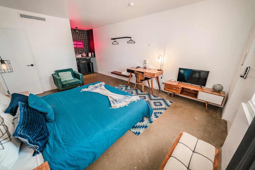 The Pink Hotel Coolangatta 14/50