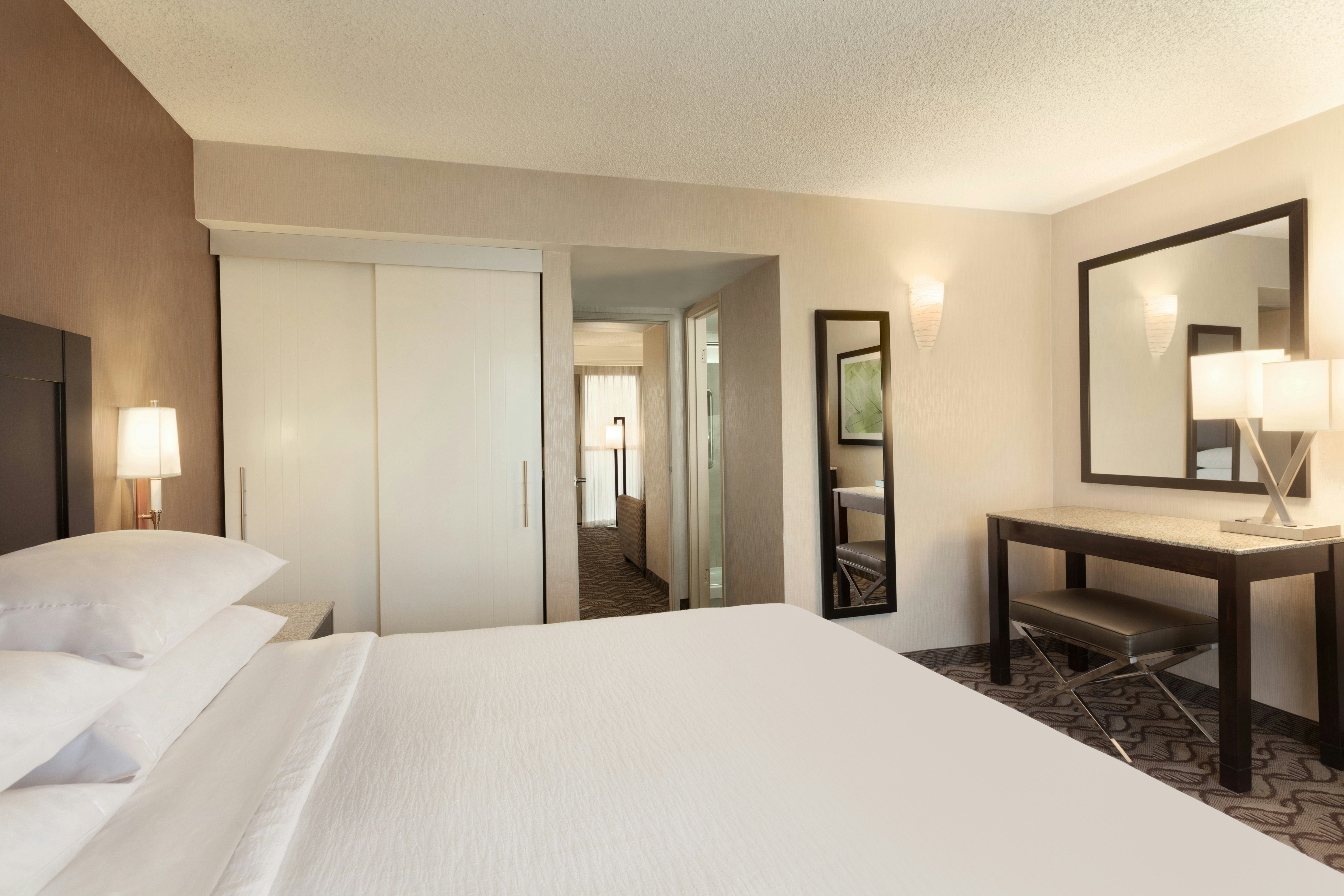 غرفة أساسية بسرير كينج