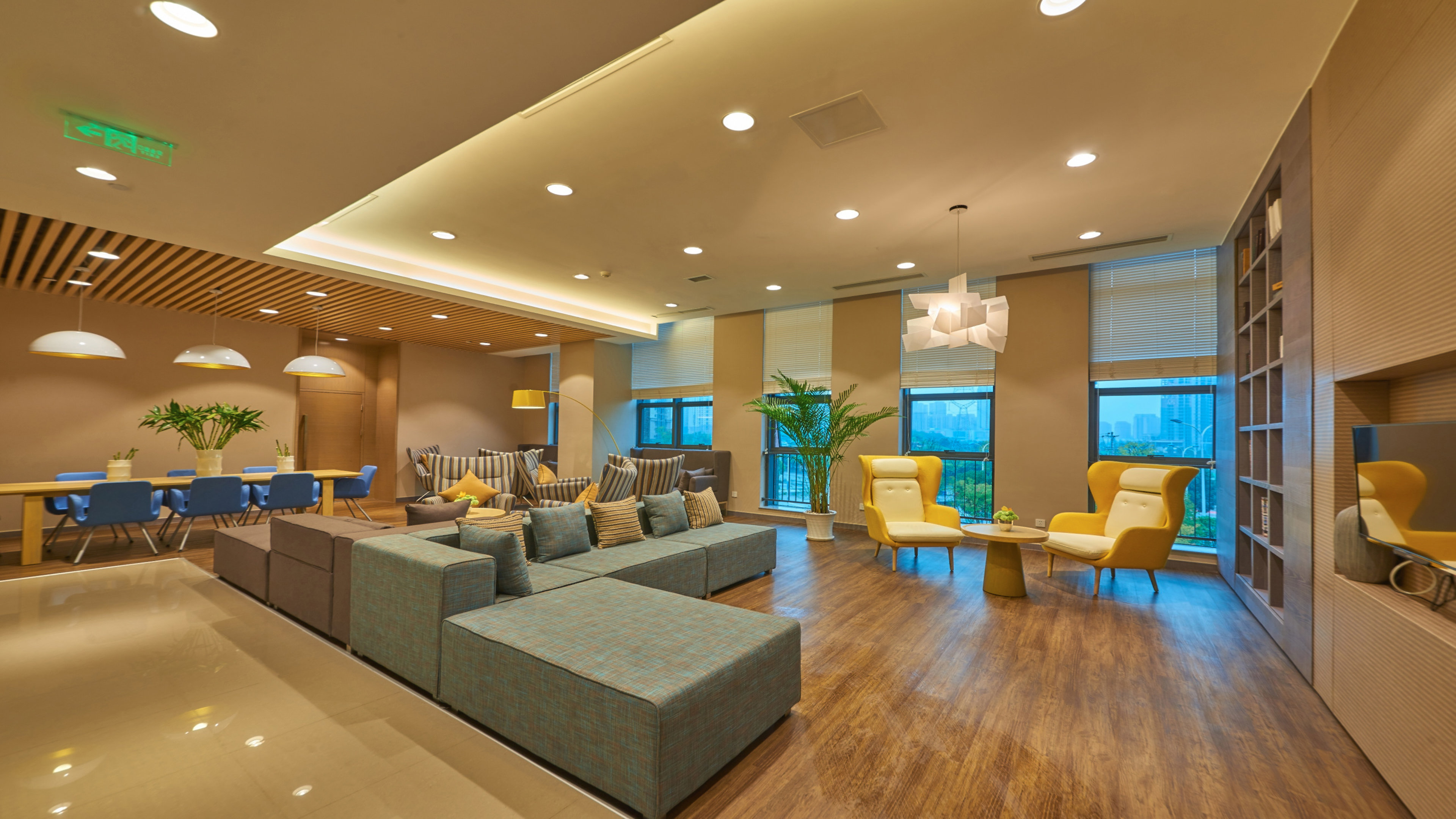 Holiday Inn Express Chongqing University Town 35/55
