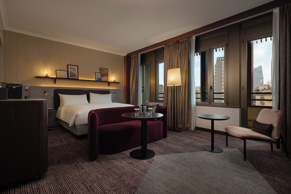 GRAND, EXECUTIVE, KING BED