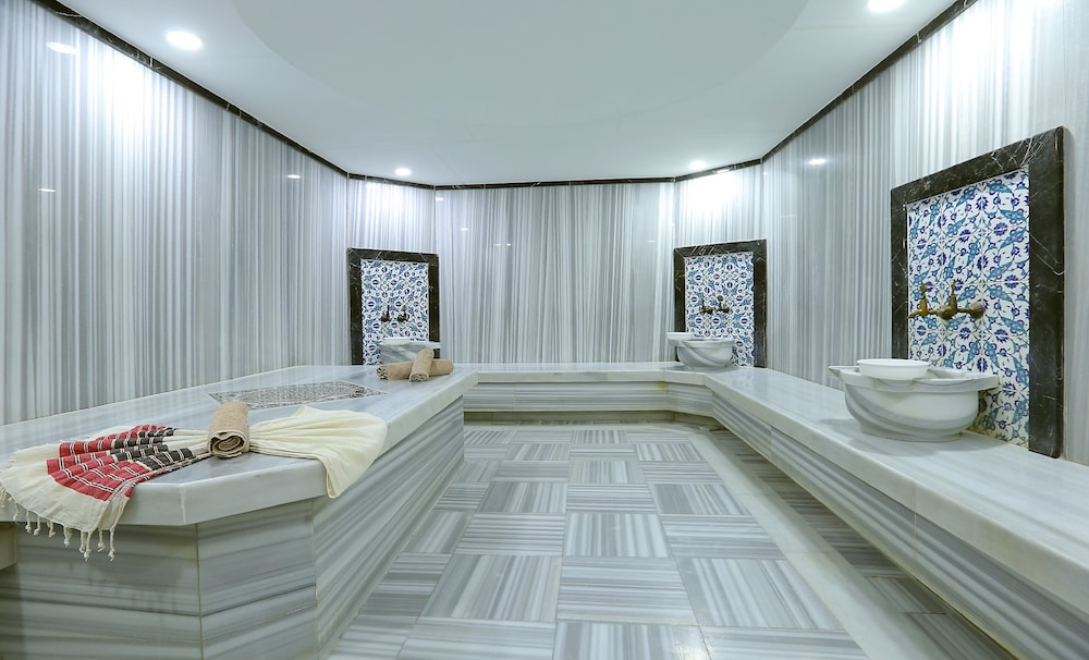 Q Hotel 9/34