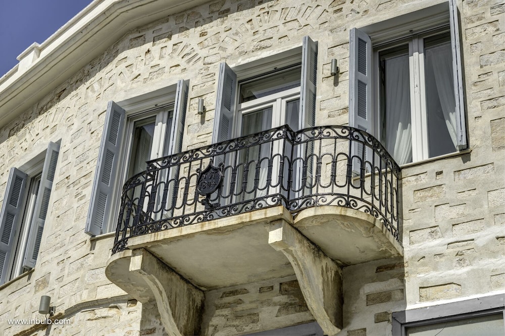 1844 Suites 8/61